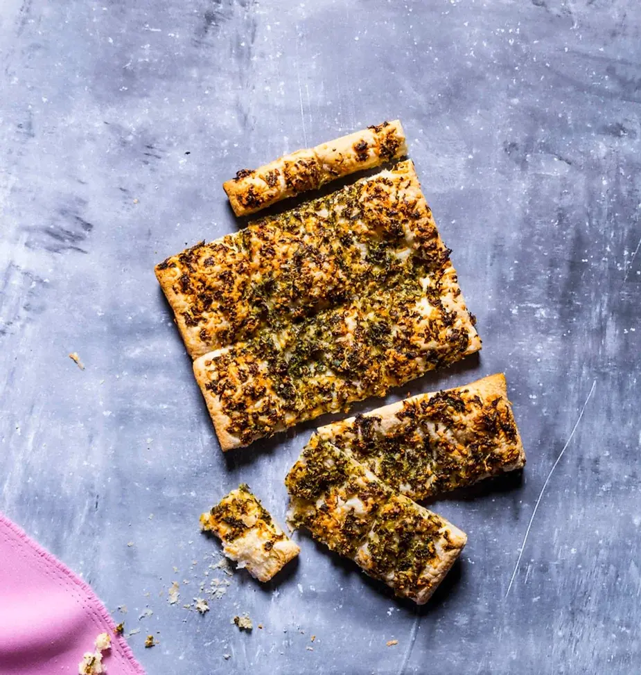 svogūnų laiškų pesto_receptas