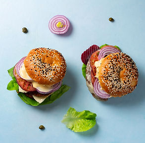 Dviejų skonių mėsainiai su burokėliais ir bri sūriu (receptas)