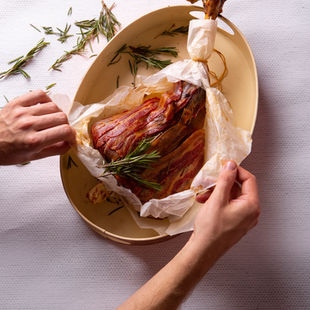 Kepta ėriuko koja su šonine ir džiovintų vaisių padažu (Alfo receptas) 