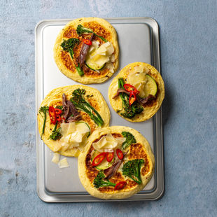 Brokolių, cukinijų ir varškės blynai su ančiuviais (Receptas)