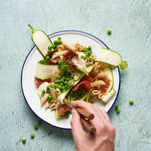 Makaronų salotos su žirneliais ir naminiu ajolio padažu su keptais česnakais (Receptas)