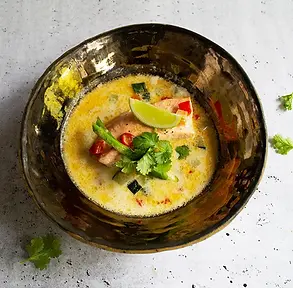 Žuvienė su lašiša, cukinija ir kokosų pienu (Receptas)