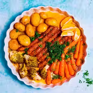 Orkaitėje keptos dešrelės su daržovėmis (Receptas)