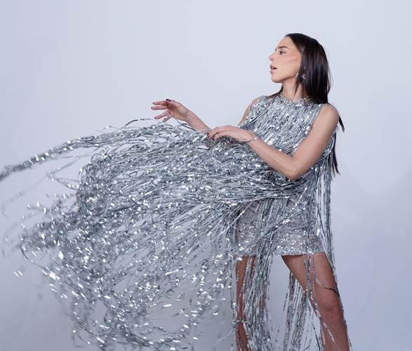 MAJO AGUILAR ESTRENA SU PRIMER TEMA EN BANDA CON UNA PODEROSA INTERPRETACIÓN DE “A TRAVÉS DEL VASO”