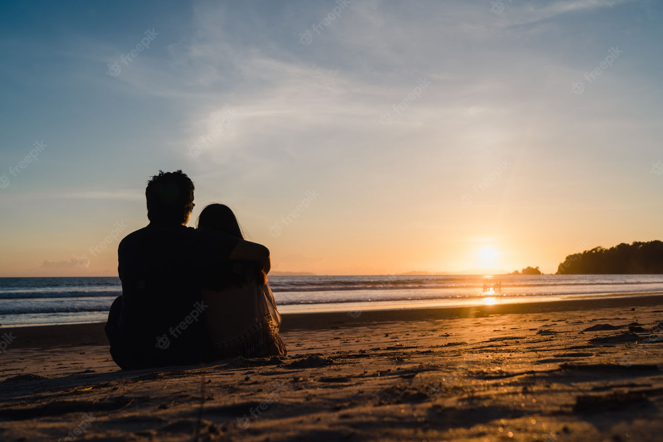 joven-pareja-asiatica-viendo-puesta-sol-cerca-playa-dulce-pareja-feliz-relajarse-disfrutar