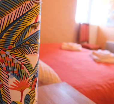 chambre rouge lampe.jpg