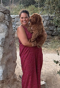 Mujer sonriente abraza a su Australian Cobberdog rojo, un auténtico teddy bear. Agradecida a Althea Crownwood por criar perros con carácter excepcional y belleza.