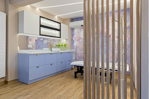Spațiu de tratament cu mobilier albastru pastel și panou decorativ din lemn, The City Clinic 01