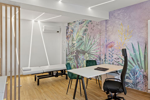 Cabinet de terapie modern cu perete accent floral, mobilier minimalist și iluminare liniară integrată, parte din proiectul The City Clinic 01 din București.
