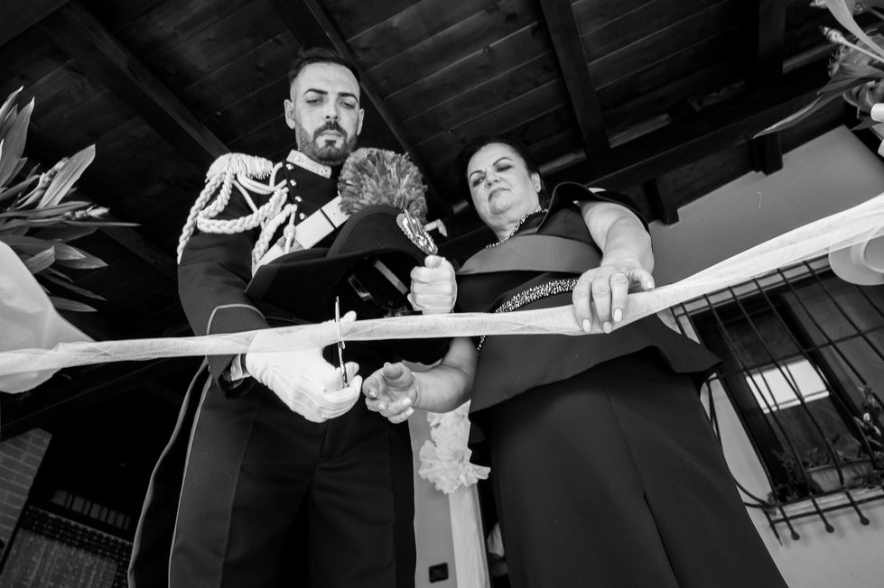Riflesso dello sposo vestito in divisa di Carabiniere matrimonio Anzio.