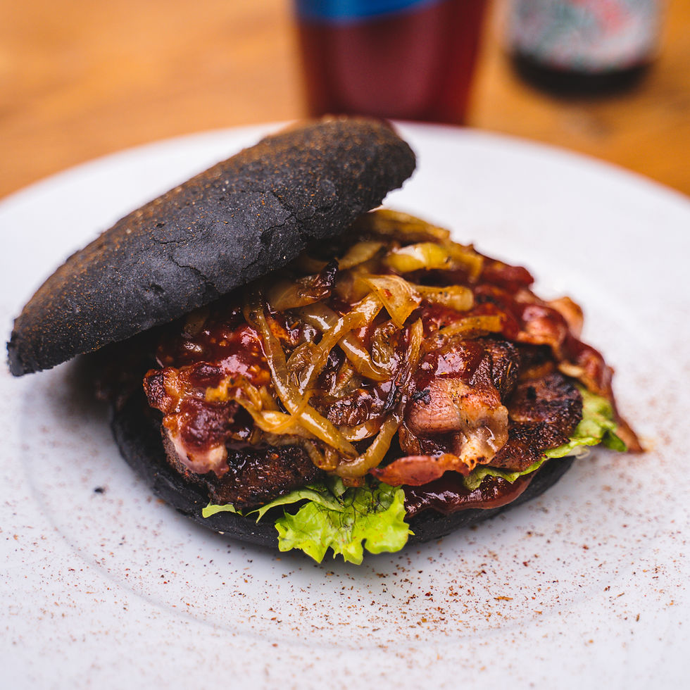 Burger traditionnel et smash burger préparés dans un restaurant moderne en France, illustrant les tendances clés du marché du burger en restauration et leur rentabilité pour les professionnels.