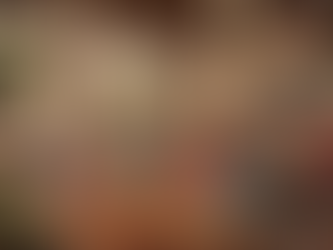 Intérieur chaleureux d’un restaurant à tapas moderne en France, avec clients partageant des assiettes colorées et des verres de vin — illustration représentant la convivialité et le modèle économique durable des bars à tapas.