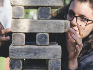Una Chica Jugando Jenga