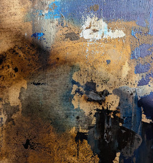 abstrakte naturkomposition auf leinwand mit intensiven blauen und warmen erdigen farbschichten