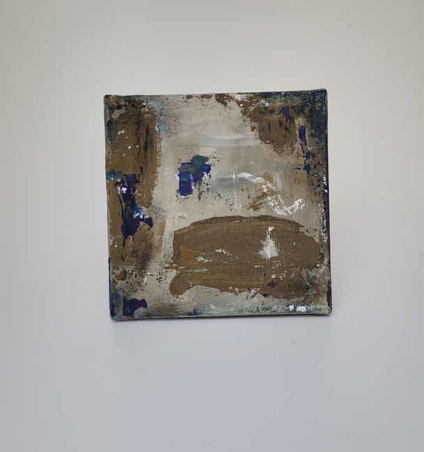 kleinformatige naturarbeit auf leinwand mit abstrakten überlagerungen in braun, beige und blau