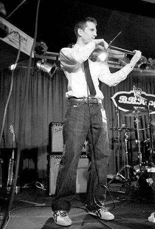 electric violinist in concert