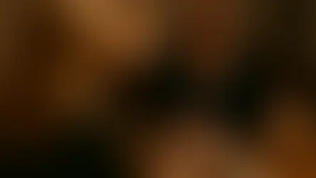 Eine gute Kartenlegerin legt mit viel Erfahrung, Herz und Gefühl im Kerzenschein Tarotkarten und Lenormandkarten für eine spirituelle Klientin - spirituelle Beratung persönlich in vertrauensvoller Atmosphäre.