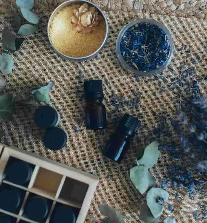 Ambiance bien-être avec lavande séchée, huiles essentielles et accessoires de soin sur toile naturelle, illustrant l’univers doux et relaxant de Marjolie Pause à Gardanne.