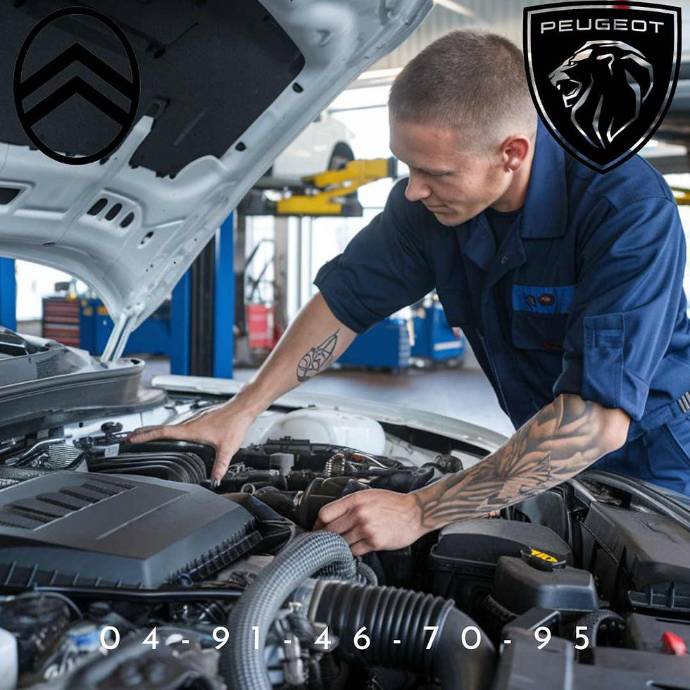 Technicien Cars 13 effectuant un contrôle technique préparatoire sur une voiture à Marseille.
