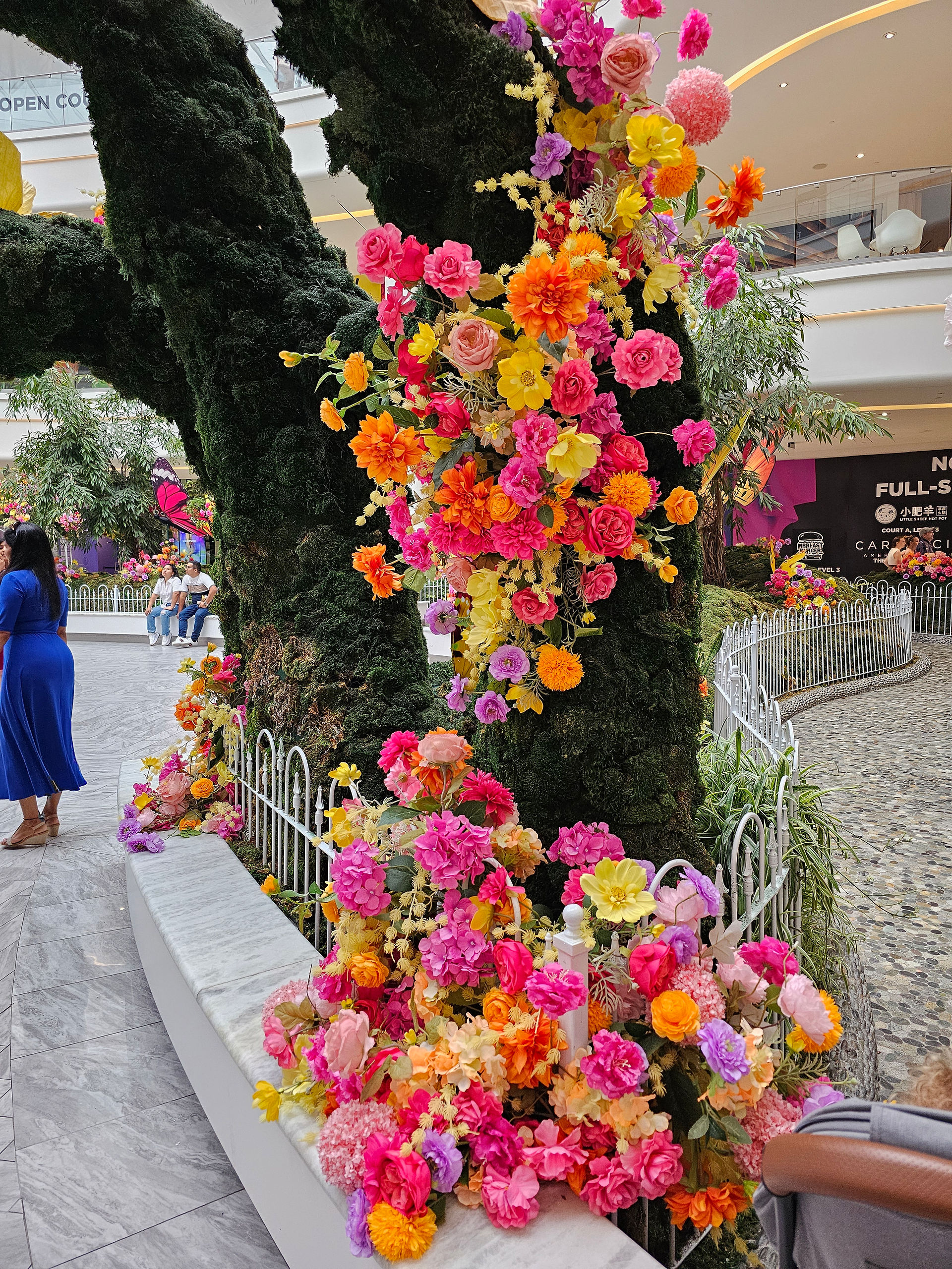 The displays here are so eye-catching that even a stroller ride turns into an activity!