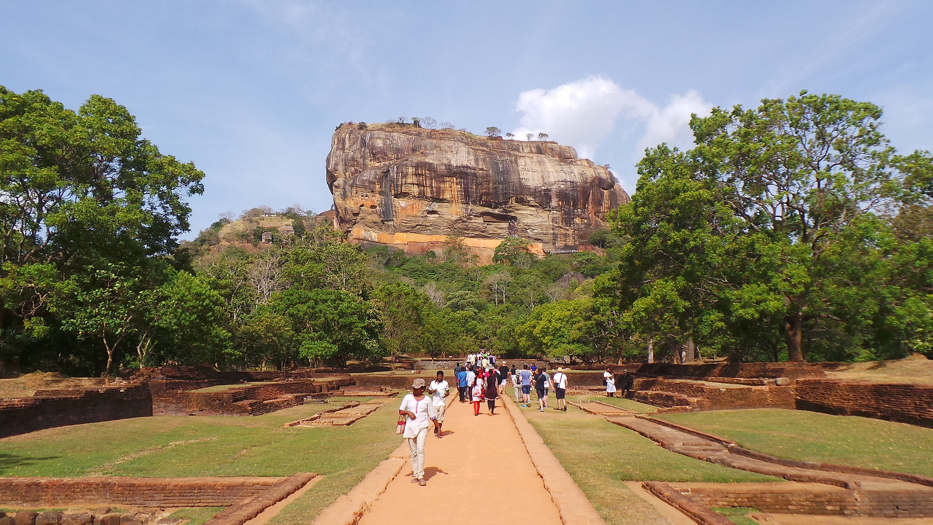Walking up to Sigiriya