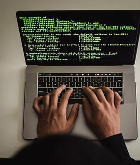 HACKER CHE DIGITA UNA TASTIERA DI COMPUTER