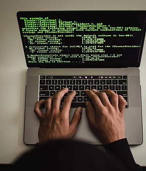 Mani che digitano codice su laptop