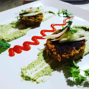 Tuna cakes with sauces