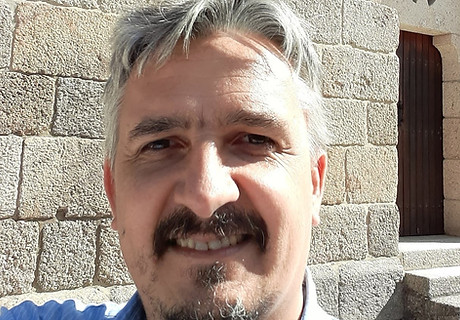 o autor em frente a uma igreja românica