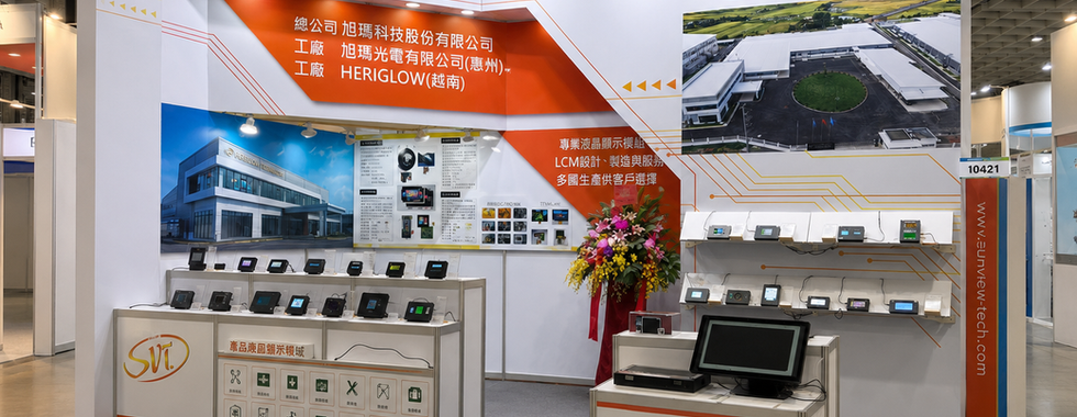 圖文背板清楚呈現產品應用與服務範圍，以多層展示台陳列螢幕模組，搭配接待櫃台與開放動線，讓產品展示與商務洽談能自然銜接
