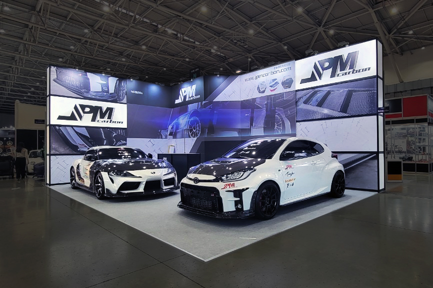 強化品牌的性能、改裝與國際化形象，整體空間俐落強烈的現場記憶點