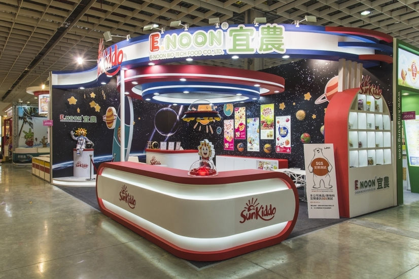 展位風格以美式動漫色彩、環狀流線結構、食品展覽
升格「品牌體驗館」
完美詮釋生技食品品牌透過創意空間設計
在競爭激烈的市場中定義自己的獨特性