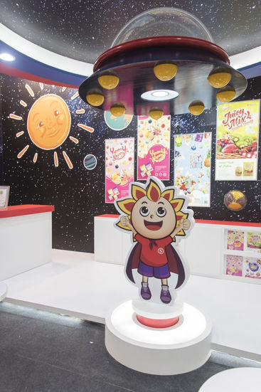 「社群媒體打卡點」
用座標火箭造型太空人公仔