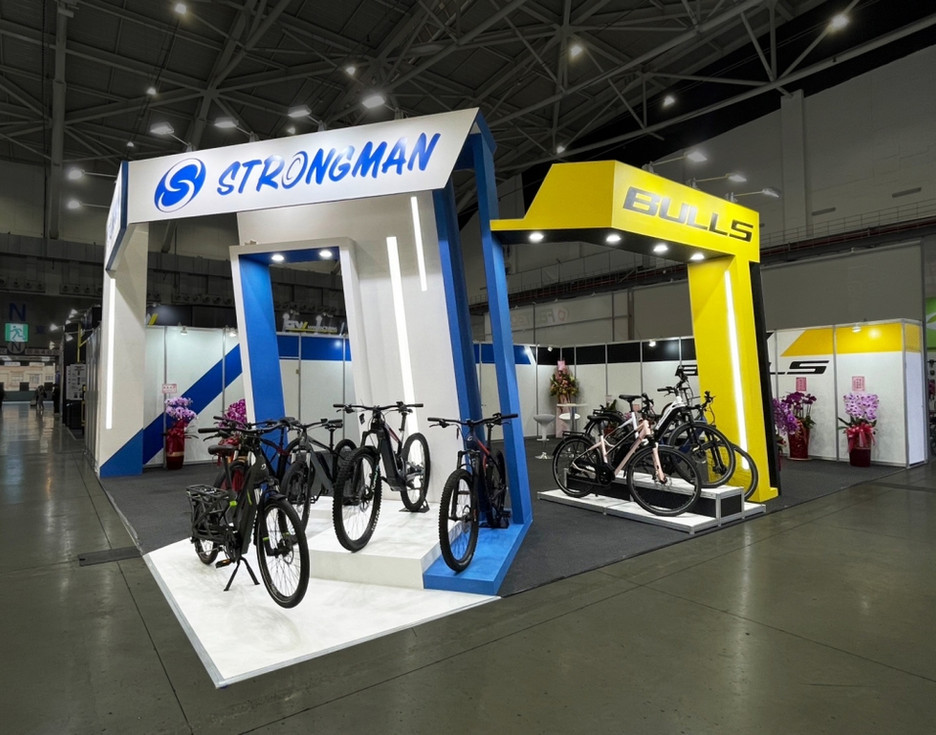 設計上著重產品展示高度與開放感，透過獨立色彩框架與立體門型結構，清楚劃分展示區域