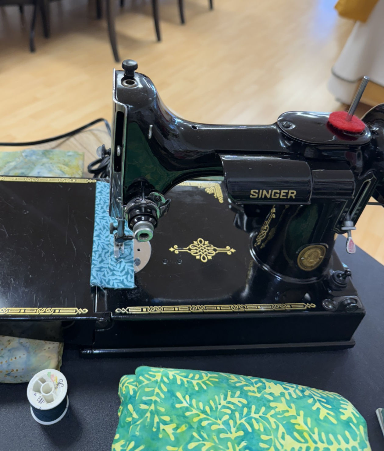 FEATHERWEIGHT SINGER SEWING MACHINE 1952 AL015837