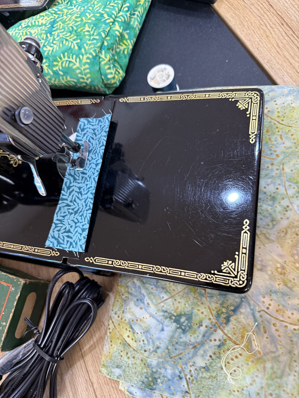 Thumbnail: FEATHERWEIGHT SINGER SEWING MACHINE 1952 AK779689