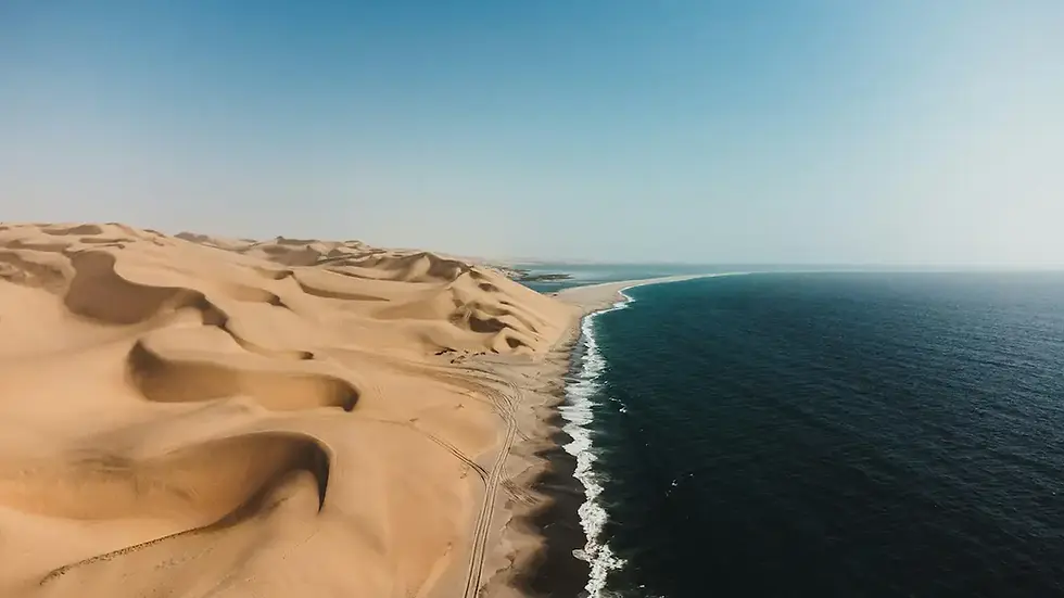 Sanddyner langs Atlanterhavskysten ved Swakopmund i Namibia
