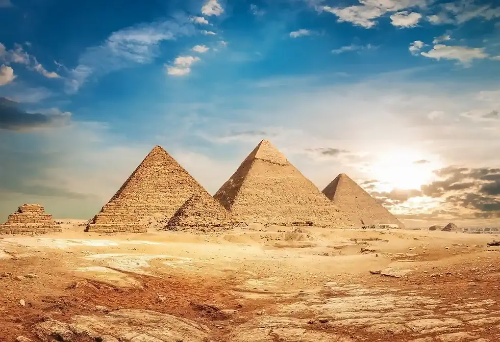 Pyramidene i Egypt i solskinn – beste tid å reise