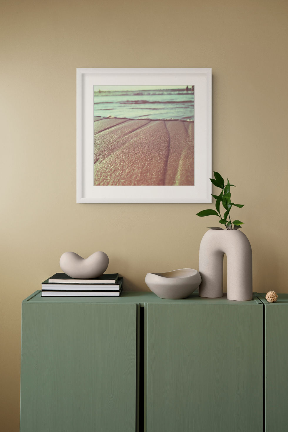 תמונה ממוזערת: Frishman interior decor with framed art and vases