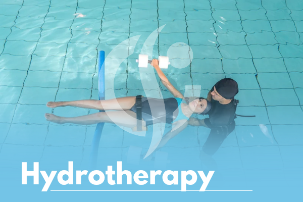 Θεραπεία υδροθεραπείας: φυσικοθεραπευτής βοηθά γυναίκα να εκτελεί ασκήσεις ενδυνάμωσης με βαράκι μέσα στην πισίνα, χρησιμοποιώντας ζώνη και βοηθητικό εξοπλισμό για ασφάλεια και σωστή στάση σώματος