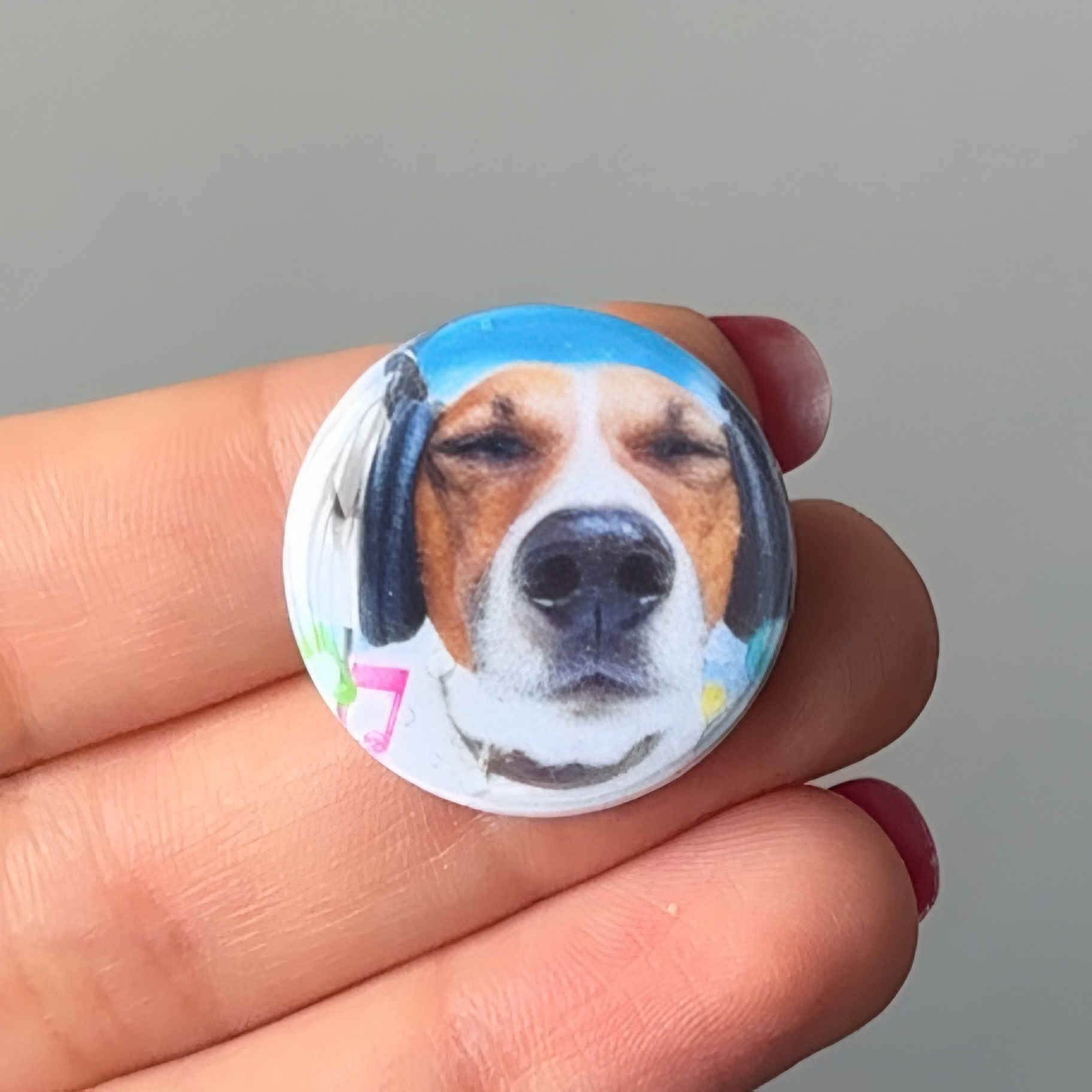 Pin Perrito con Audífonos