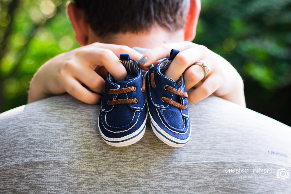 maternity session with baby shoes at knoxville botanical gardens by family photographer sweetest moments photography by hannah bucklin
