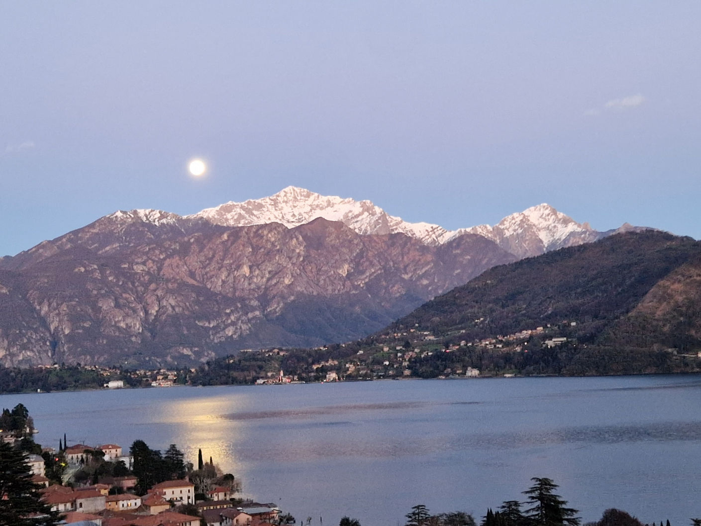 Vista del Lago di Como con le montagne innevate vicino a Menaggio - Residence Celeste Tremezzina