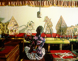 Dhalang handling puppets