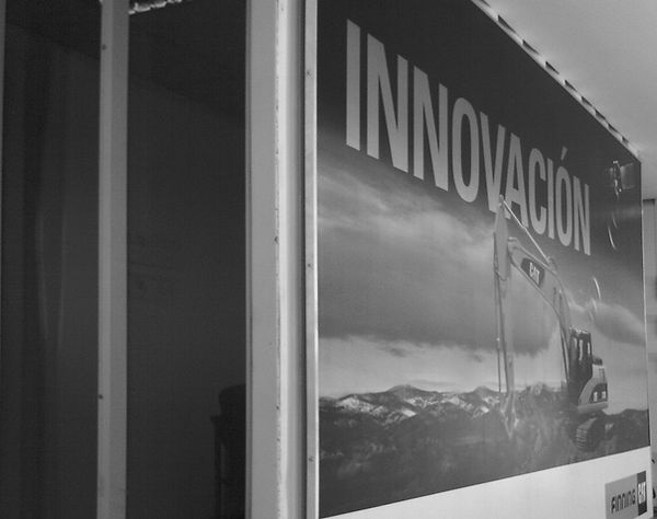 .Gigantografía instalada en las oficinas que muestra una vista de la sucursal de Finning en Bahía Blanca.