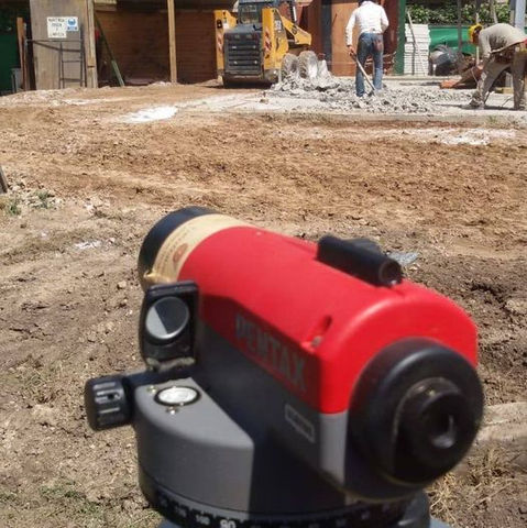 🔧 Nuestros servicios
Mensuras oficiales: delimitación de terrenos con validez legal.
Relevamientos topográficos: esenciales para obras civiles, urbanizaciones y proyectos de infraestructura.
Subdivisiones y unificaciones de parcelas: trámites catastrales y planos aprobados.
Georreferenciación con GPS: ubicación exacta de puntos y límites.
Planos para escrituras y trámites municipales.
🎯 Beneficios
Seguridad jurídica en la propiedad de inmuebles.
Cumplimiento de normativas provinciales y municipales.
Información confiable para desarrollos inmobiliarios y obras públicas.
Acompañamiento en todo el proceso administrativo y técnico.
