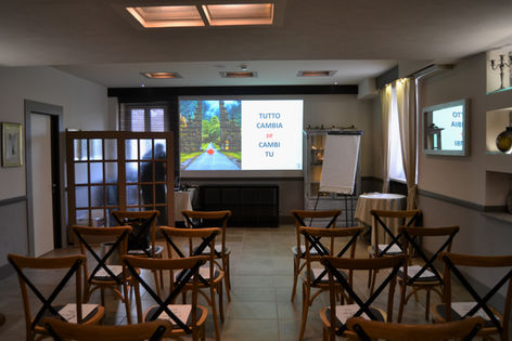 Sala Meeting attrezzata con disposizione sedute a platea, banchi scuola o ferro di cavallo 