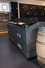 Weinpräsentation Mittelmöbel
