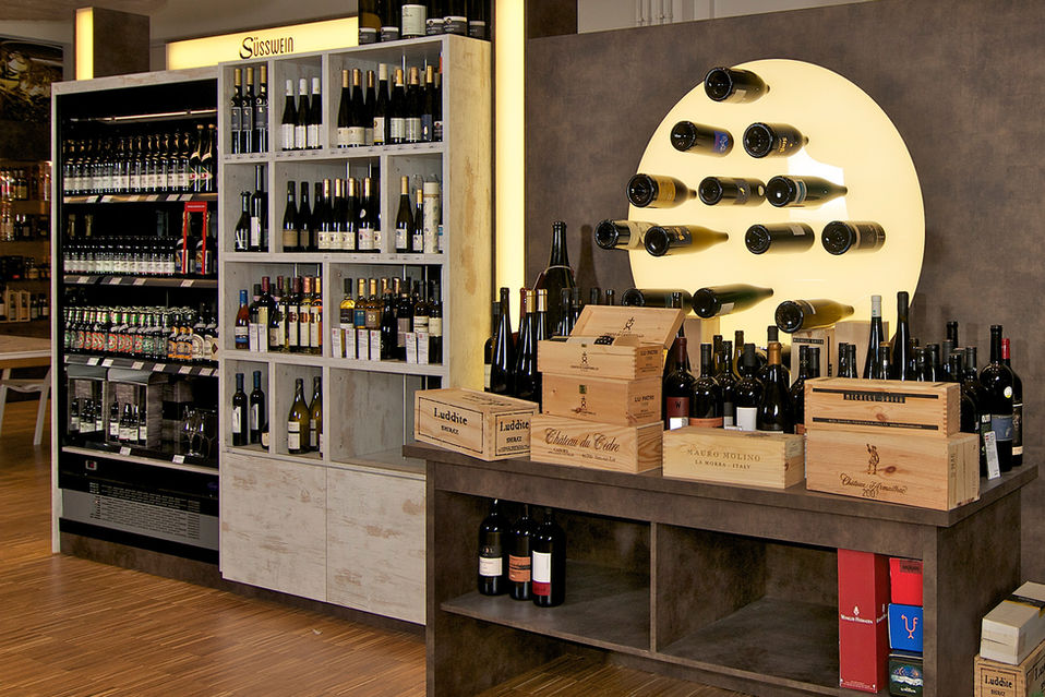 Weinhandlung-wandregal-ladenbau-l-03.jpg