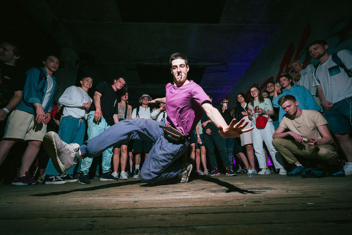 Festival crowd at Face & Laces, showcasing street culture, live music, and fashion